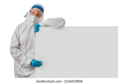 A Doctor Or Nurse In PPE With Face Shield, White N95 Respirator And Blue Gloves Is Holding A Blank Poster Of A Billboard. Empty Signboard With Copy Space. Information Board Mock Up. Isolated On White.