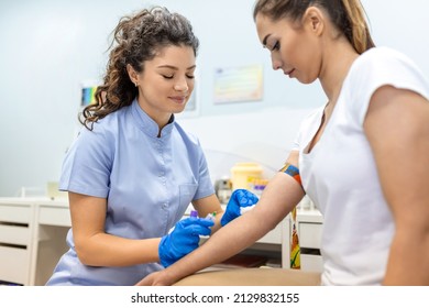 The Doctor Or Nurse Will Take A Blood Sample From A Vein For Testing Injection Probe Vein Blood Covid Antibodies Research