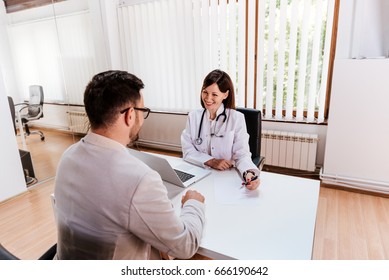 Встал на приеме врача. Кабинет пациента. Доктор и пациент в кабинете. Поза врача. Пациент сидит в кабинете.