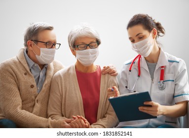 Médico y pareja de edad avanzada llevando mascarillas durante el brote de coronavirus y gripe. Protección contra virus, cuarentena doméstica. COVID-2019. Llevando máscaras.