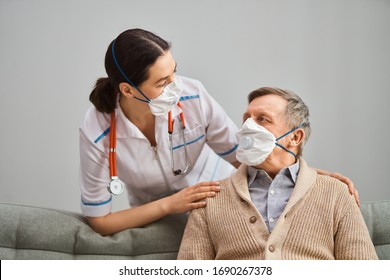 Dokter en oudere man die gezichtsmaskers dragen tijdens het coronavirus en de griepuitbraak. Bescherming tegen virussen en ziekten, thuisquarantaine. COVID-2019                               