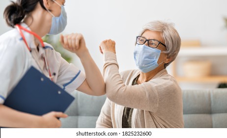 Dokter en oudere vrouw die gezichtsmaskers dragen tijdens het coronavirus en de griepuitbraak. Virusbescherming. COVID-2019. Maskers aannemen.