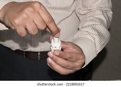 Doctor Showing How To Use Dry Powder Inhaler Or DPI Device For Deliver Medication To The Lungs In The Form Of A Dry Powder To Treat Respiratory Diseases Such As Asthma, Bronchitis, Emphysema And COPD