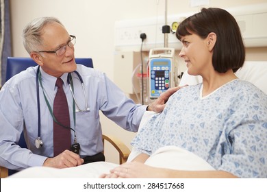 Arzt, der im Krankenhaus bei weiblichen Patienten sitzt