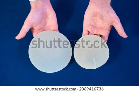 doctor suggests choosing silicone breast implants