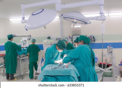Ärztliche Chirurgie-Team im Operationssaal des Abdominal-Käsesaals während der Geburt in der Krankenschwester Notfallklinik.