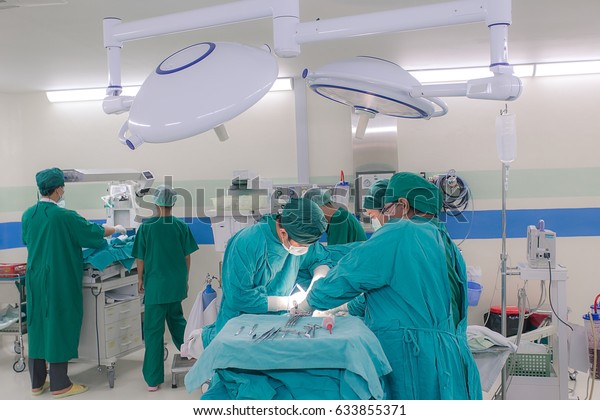 患者看護師救急病院での出産時の腹式帝王切開術の手術室の医師手術班 の写真素材 今すぐ編集