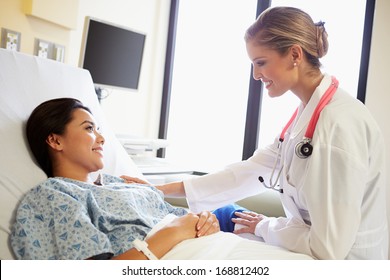 Doctor Talking To Female Patient On Ward