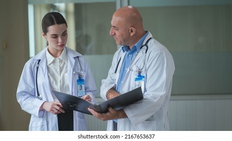 Doctor Is Teaching Medical Students About Reading, Charging Patients.