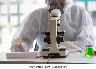 The Doctor Is Testing A Sample Of Biological Tubes Contaminated By Corona-virus Covid 19 And Searching For A Vaccine Or Syrup Against The Virus. In The Laboratory And Film Samples Of Infected Lung