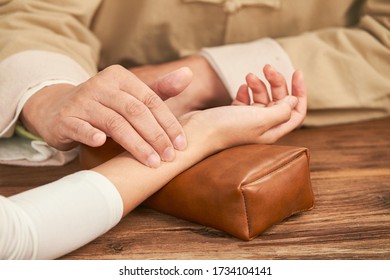 The doctor of traditional Chinese medicine pulse - Powered by Shutterstock