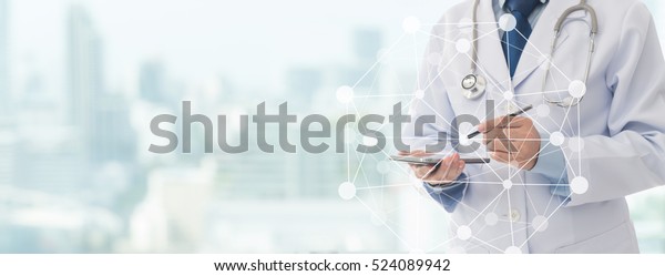 Doktor Hasta Ile Bir Cep Telefonu Stok Fotografi Simdi Duzenle 524089942