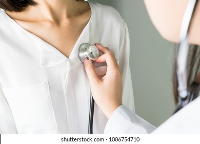 Doctor is using a stethoscope for patient examination. To hear the heart rate, For patients with heart disease.