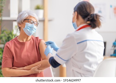 Arzt, der eine ältere Frau impft. Virenschutz. COVID-2019.