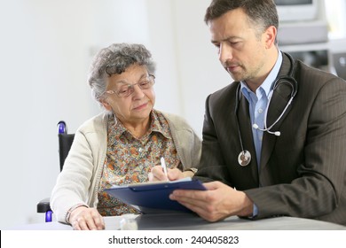 Doctor Visiting Elderly Patient At Home 