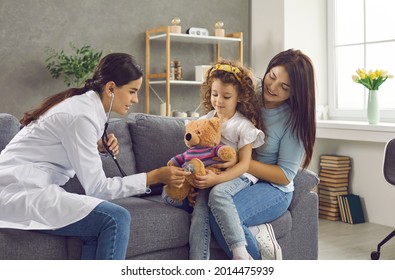 Doctor Visiting Young Patient At Home. Pediatrician Building Contact, Trust And Good Relationship With Child. Happy Little Girl, Mother And Family Physician Playing Fun Game With Teddy And Stethoscope