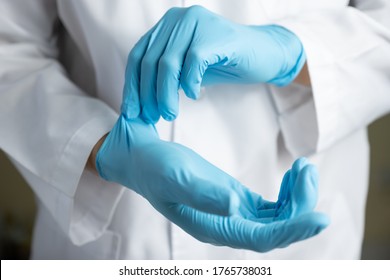 Doctor con guantes de nitrilo azul