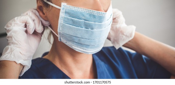 Arzt mit Schutzmaske und Latexhandschuhen gegen Coronavirus. Banner Panorama medizinisches Personal Präventivausrüstung.