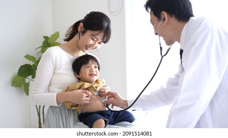 A doctor who touches the baby's stomach with a stethoscope - Powered by Shutterstock