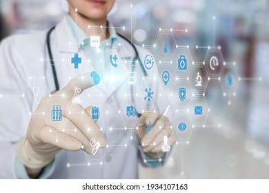 Doktor arbeitet auf einem virtuellen Bildschirm hinter der Struktur der medizinischen Symbole auf unscharfem Hintergrund.
