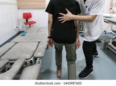 Doctors are doing rehabilitation for patients in the treatment room.

  报错