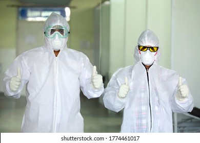 Doctors Fully Covered In PPE Kit Showing Thumbs Up For Fight Against Novel Corona-virus.Doctors And Nursing Staff Motivating Corona Patients. We Will Win War Against Covid-19.Well Done Gestures. 