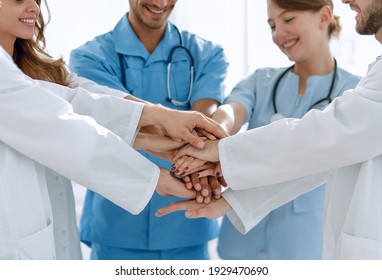 Ärzte und Krankenschwestern stapeln Hände. Konzept der gegenseitigen Hilfe.