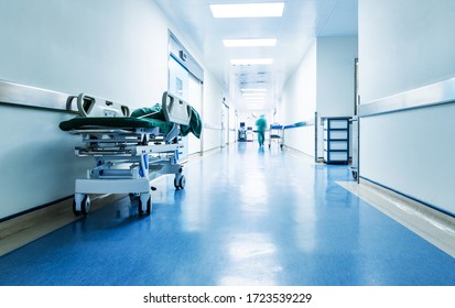 Ärzte oder Krankenschwestern, die im Krankenhausgang spazieren, verschwommene Bewegung.
