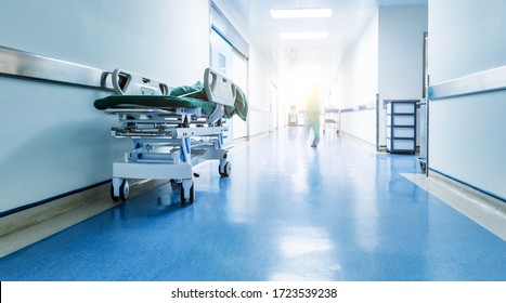 Ärzte oder Krankenschwestern, die im Krankenhausgang spazieren, verschwommene Bewegung.