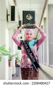 Documentary Graduation Photoshoot Mrs. Nafi Received A Bachelor's Degree At The Indonesian Archipelago's College Of Health Sciences, Yogyakarta 2019, 11 September