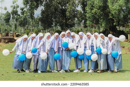 Documentary Photoshoot After High School Graduation With Classmates With The Casual Concept Of Yogyakarta 2021, April 26