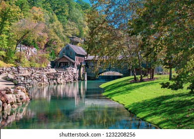 Dogwood Canyon Nature Park, In The Ozark Mountains Of Missouri. Entrance Building That Includes A Mill And Restaurant. Early Fall Of 2018.