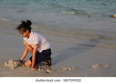 Doha, Qatar On 7th November 2020  Azerbaijan Beach In Qatar And Playing Sand 