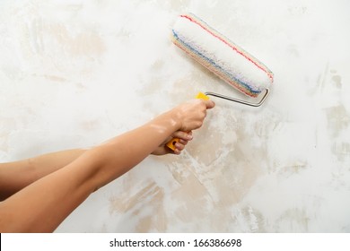 Doing wallpainting with a roller 