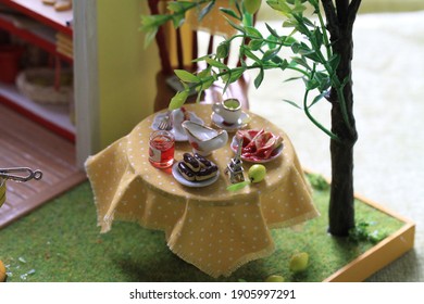 Dollhouse Miniature, Dollhouse, Small Kitchen With Strawberries And Lemons