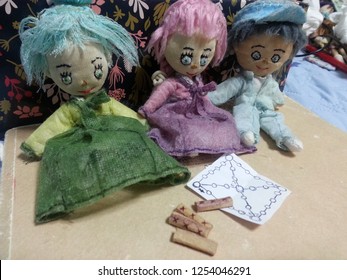 Dolls Playing Yut.