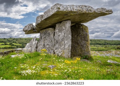 dolmen of Poulnabrone, probably between 4200 a. C. and 2900 a. C., The Burren, County Clare, Ireland, United Kingdom