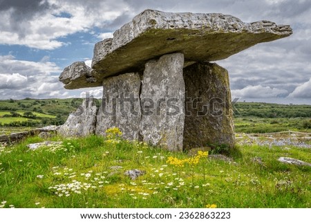 dolmen of Poulnabrone, probably between 4200 a. C. and 2900 a. C., The Burren, County Clare, Ireland, United Kingdom
