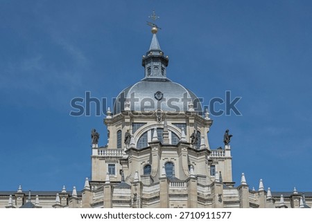 Façade of the dome with an octagonal drum and windows that illuminate the transept of the temple from above
