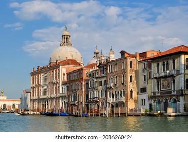 Domo de la catedral de Santa Maria della Salute y del Gran Canal de Venecia, Italia