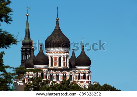 Domes of Alexander Nevsky Orthodox Cathedral and spire of St. Mary's Church in the Old Town of Tallinn, Estonia. 商業照片 © 