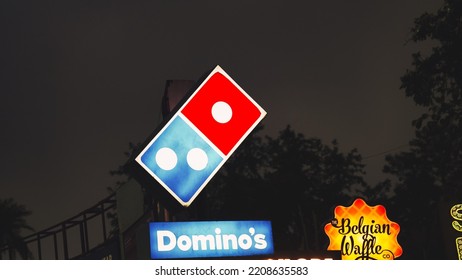 Domino's Pizza Logo Sign Outside A Retail Business Restaurant In The City. Domino's Advertising Logo Night View In Indian Market. Mount Abu, Rajasthan, India - September 5, 2022: