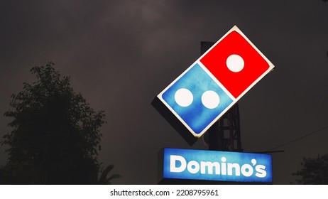 Domino's Pizza Logo Sign Outside A Retail Business Restaurant In The City. Domino's Advertising Logo Night View In Indian Market. Mount Abu, Rajasthan, India - September 5, 2022: