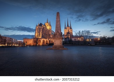 Domplatz Square View with Erfurt Cathedral, St. Severus Church (Severikirche) and Obelisk at night - Erfurt, Thuringia, Germany