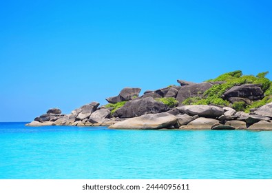 Bahía del Pato Donald, Isla Ko Similan, Parque Nacional Mu Ko Similan, Mar de Andamán, Tailandia.
Formación rocosa de granito Pato Donald en la isla Ko Similan.  