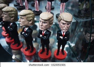 Exhibición de muñecas Donald Trump, recuerdo para viajeros