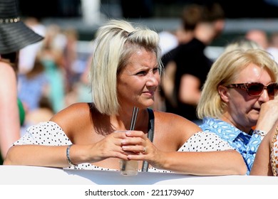 DONCASTER RACECOURSE, SOUTH YORKSHIRE, UK : 13 August 2022 : Racegoers At Doncaster Races Enjoying The Social Occasion