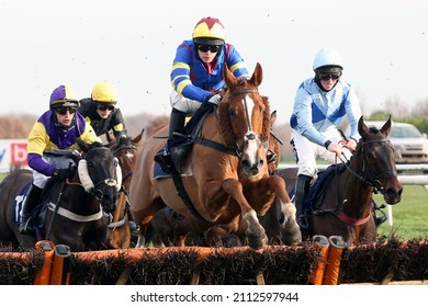 DONCASTER RACECOURSE, TOWN MOOR, DONCASTER, UK : 11 January 2022 : Manintheshadows Ridden By Jockey A J O'Neill Winning A Handicap Hurdle Race Over 2m At Doncaster Races