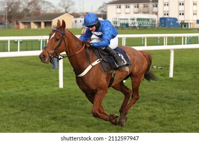 DONCASTER RACECOURSE, TOWN MOOR, DONCASTER, UK : 11 January 2022 : Bird On The Wire Ridden By Jockey Mr William Maggs Winning A Handicap Hurdle Race Over 2m At Doncaster Races