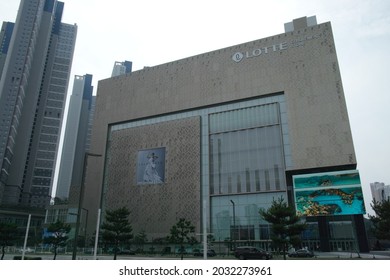 Dongtan, Hwaseong-si, Korea - Aug 28 2021 : The Building Of Lotte Department Store Is Open